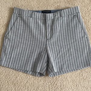 Banana Republic tailored 5” short. Worn once. EUC.